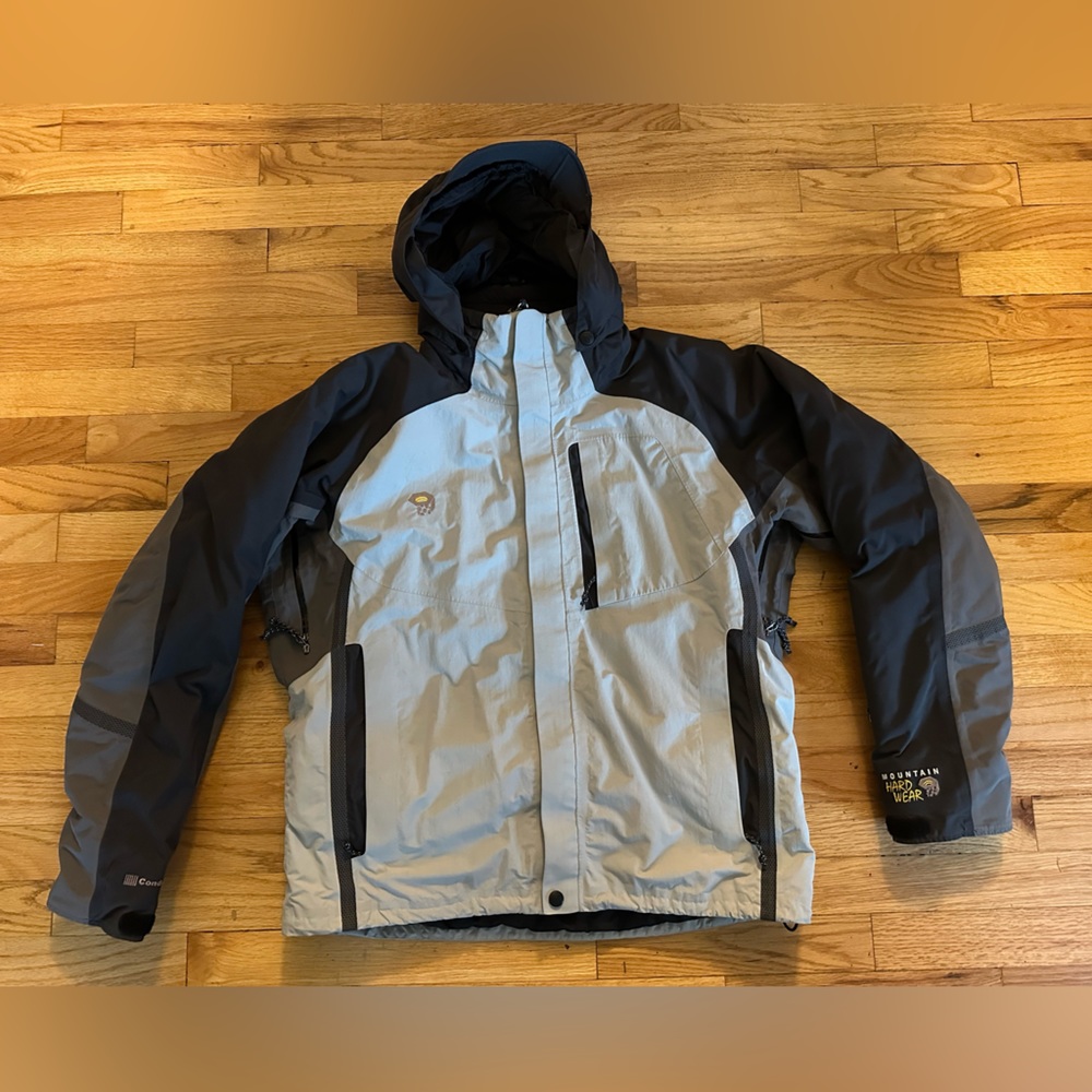 I’m selling a mountain hardware, medium size snowboarding coat